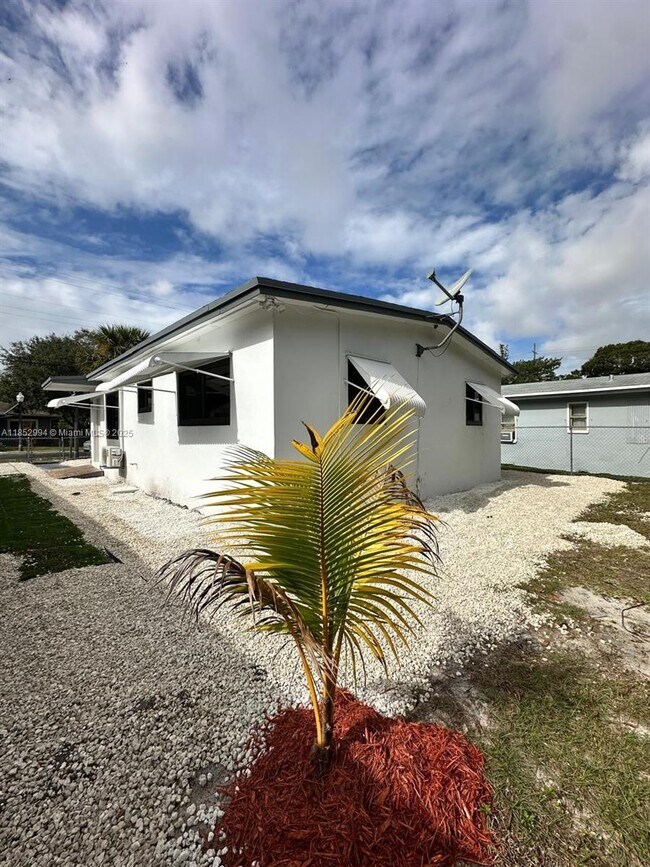 Building Photo - 630 NW 14th Way