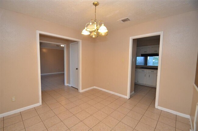 Building Photo - 439 Breeze Park Dr