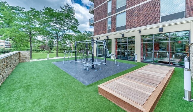 Building Photo - 2233 S Highland Ave