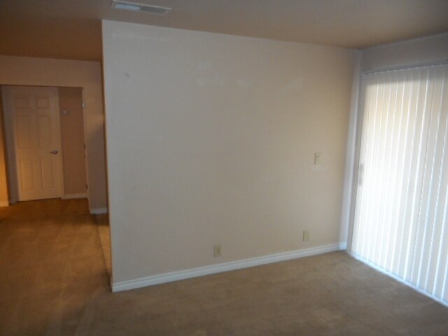 Building Photo - 2nd floor unit in upscale guard gated SW complex near Strip