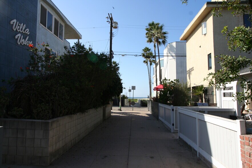 Building Photo - 18 24th Ave