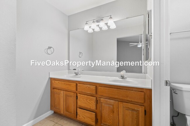 Building Photo - 3301 Burberry Way