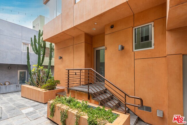 Building Photo - 900 N W Knoll Dr