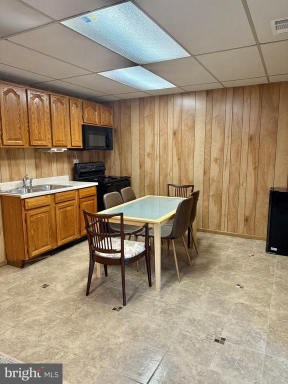 Building Photo - 5500 Woodlawn Manor Ct