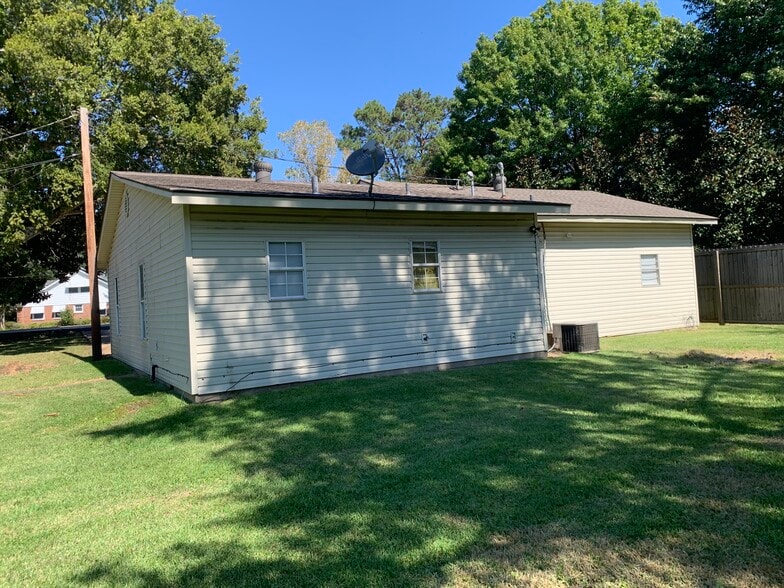 Building Photo - 1704 Horseshoe Dr