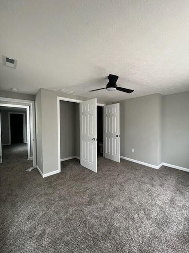 Building Photo - 931-933-933 Lawrence Dr