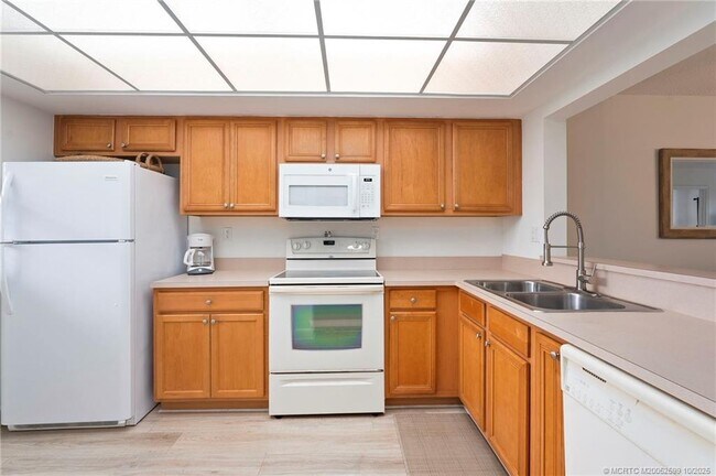 Building Photo - 10310 S Ocean Dr