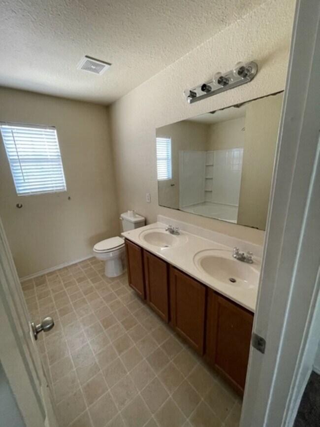 Building Photo - Spacious 3BR / 2.5BA Two-Story Home Near UTSA