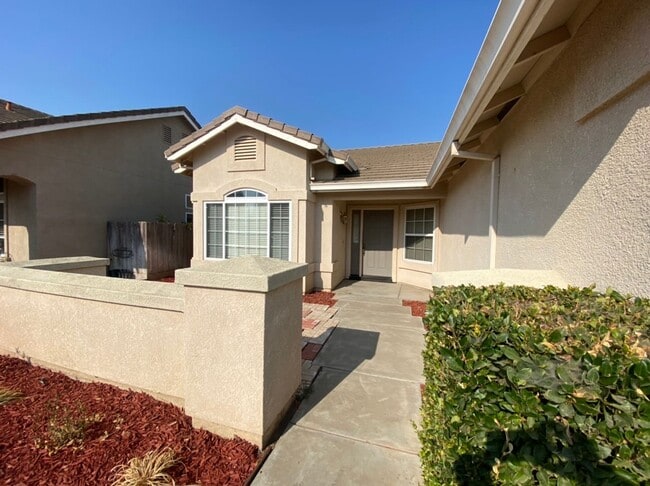 Building Photo - 4 bedroom single story in Manteca!