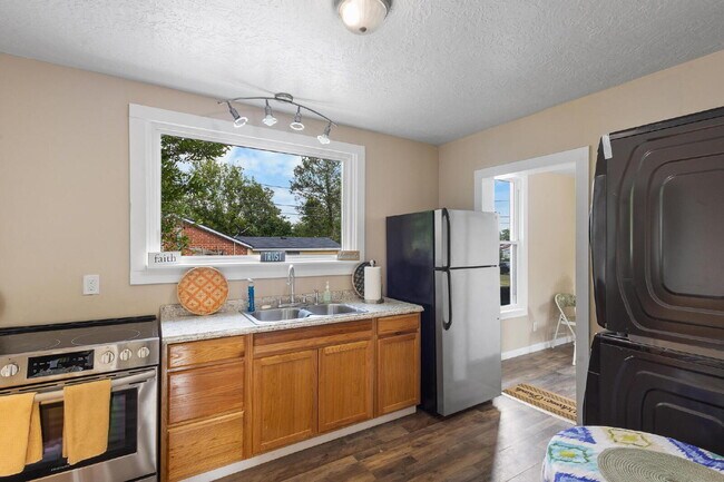Building Photo - Sweet Cottage, minutes away from the University and Hospitals!