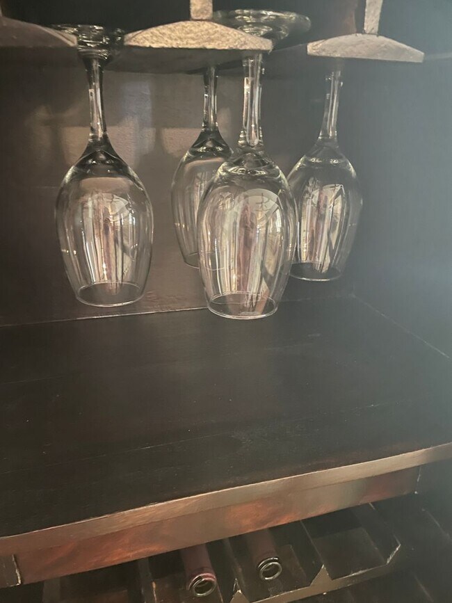 Building Photo - Great short term stay property! Nightly to monthly stays available!!