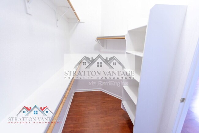 Building Photo - 1015 E Brentrup Dr