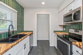 Building Photo - Beautifully Updated Unit at the Florida Club!