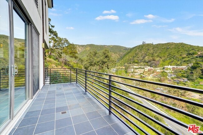 Building Photo - 3850 Rambla Orienta