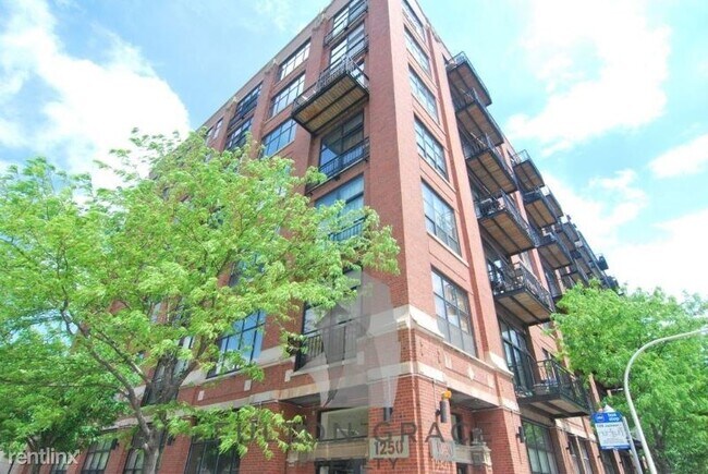 Building Photo - 1245 W Van Buren St