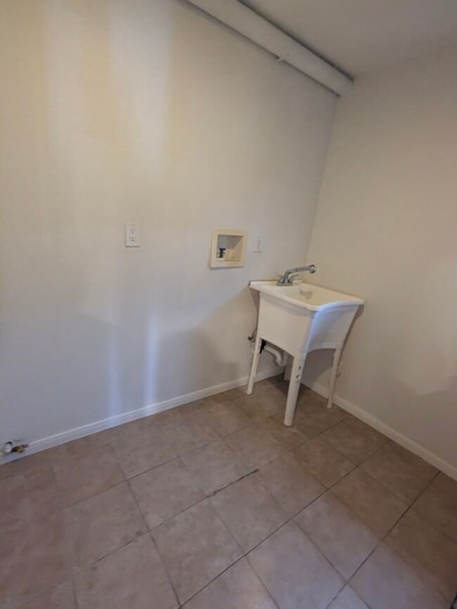 Building Photo - 4 Bed / 3 Bath with bonus room - Single Story Home in El Cajon