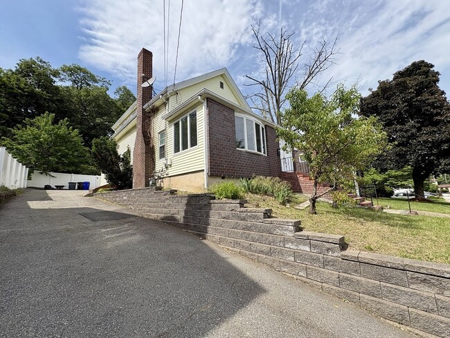 Building Photo - 1318 Salem St