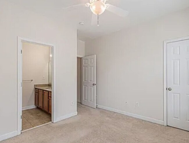 Building Photo - Market Common townhouse with garage!!