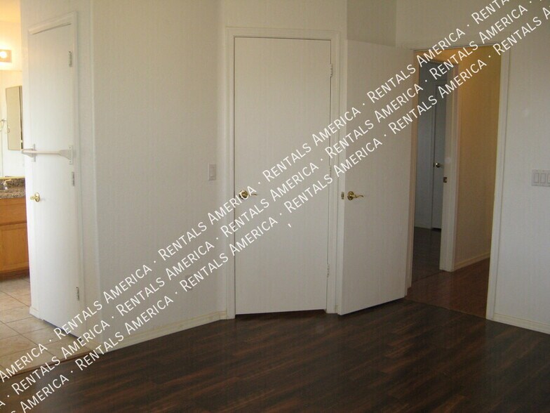 Building Photo - 8536 W Dahlia Dr