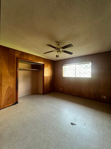 Building Photo - 1030 Louise Ln