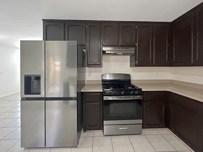 Building Photo - 1240 W Mariposa Ave