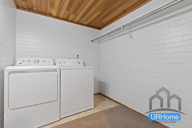 Building Photo - First Month FREE! Spacious 2BD/1.5BA Townhome in SE Portland - Move-In Ready