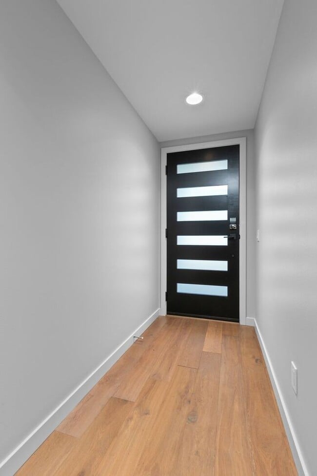 Building Photo - Stunning AIR CONDITIONED Alki Townhome w/ Rooftop Ocean View