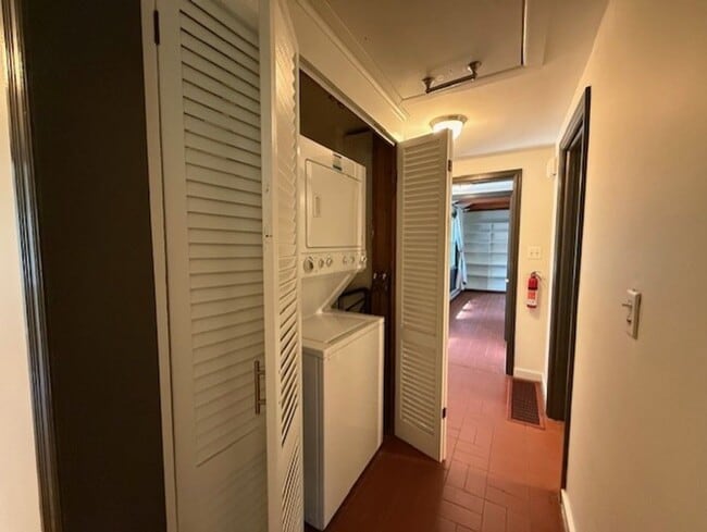 Building Photo - Charming One Floor Living Downtown!