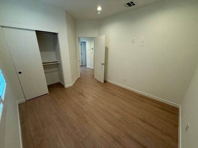 Building Photo - 646 Serrano Ave