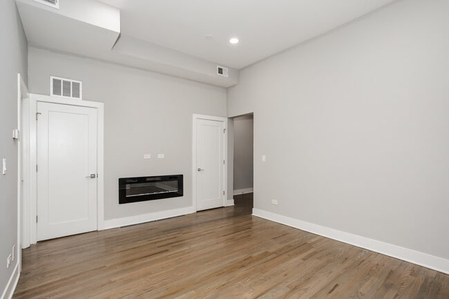 Building Photo - 807 N Wabash Ave