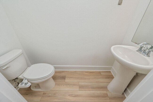 Building Photo - 3 Bedroom plus office/flex space in Crestv...