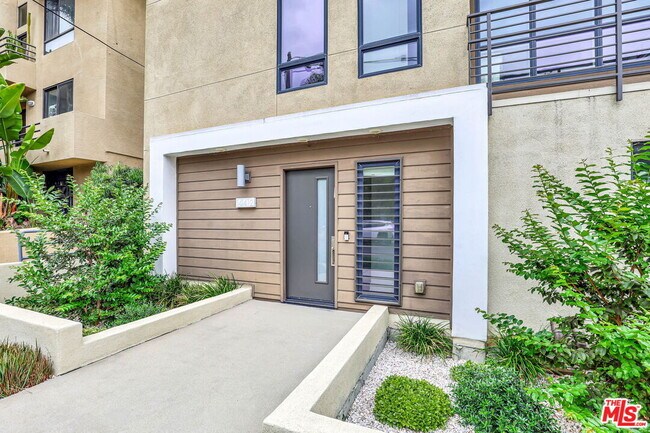 Building Photo - 1414 1/2 N Stanley Ave