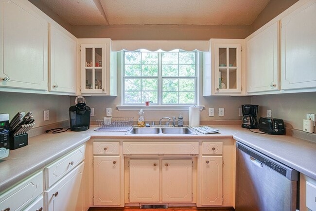 Building Photo - Adorable 2 BR, 2 BA Home - Greater North Main Area, Greenville