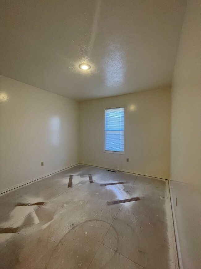 Building Photo - Southern Hills 3 Bedroom 2 Bath Duplex-New...