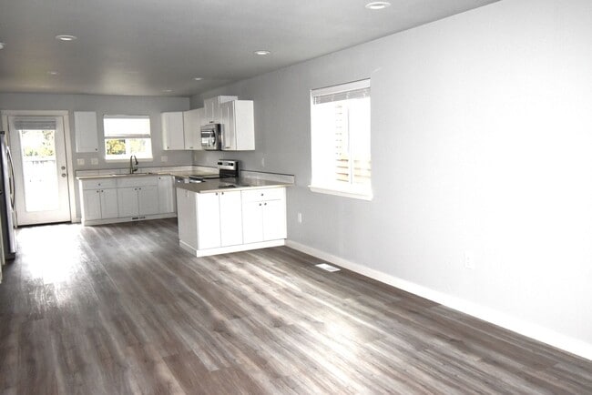 Building Photo - Spacious Town home.