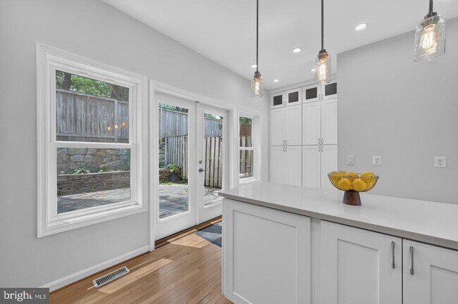 Building Photo - 122 Sanborn Pl