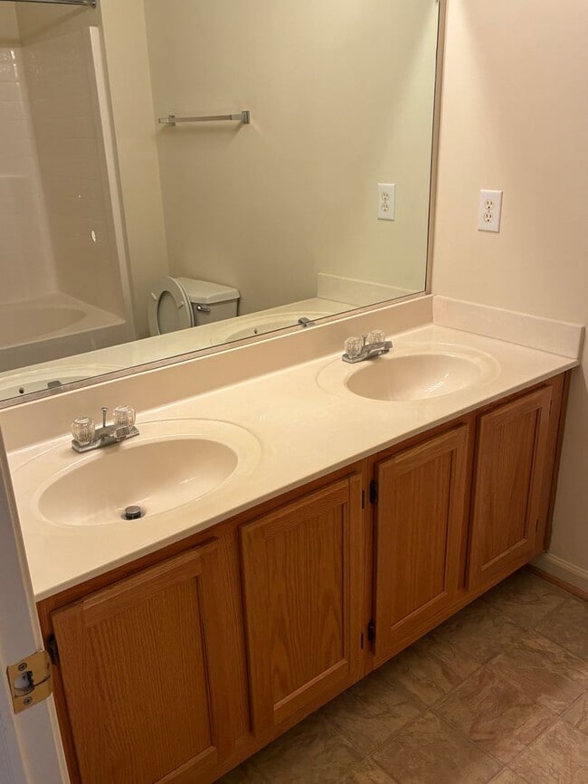 Building Photo - Willow Lakes - Yorktown