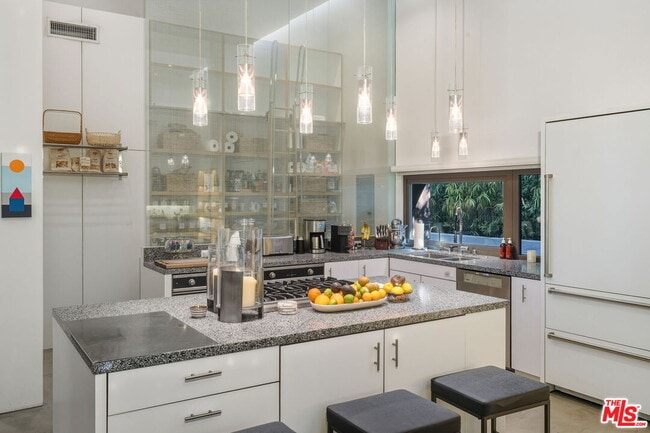 Building Photo - 1849 Fox Hills Dr