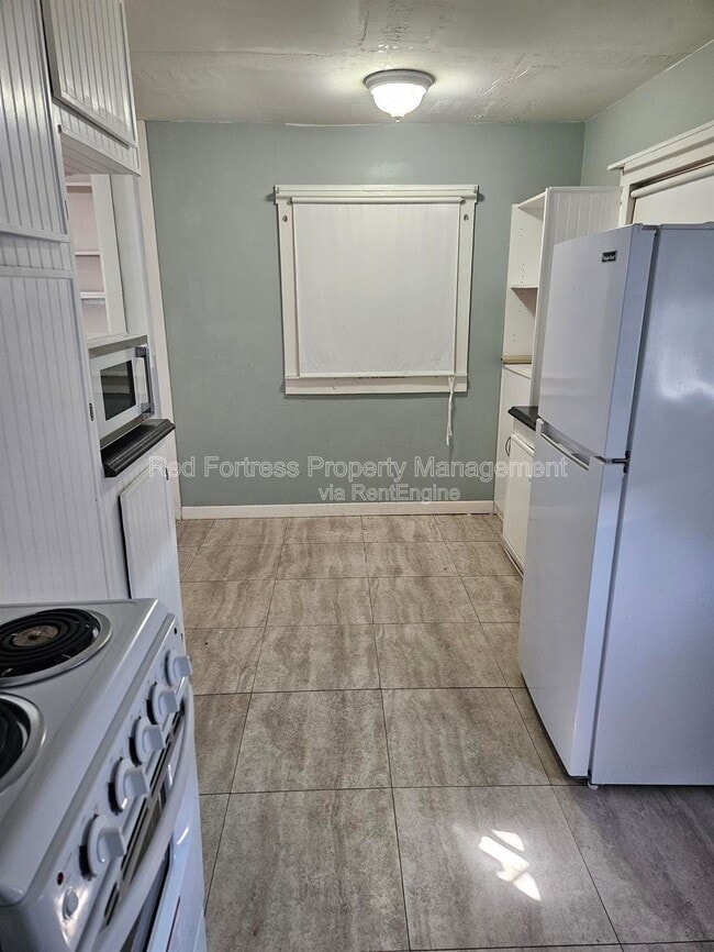 Building Photo - 3005 Beatrice Pl