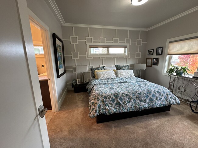 Building Photo - FULLY FURNISHED ALL-INCLUSIVE STUNNING HOM...