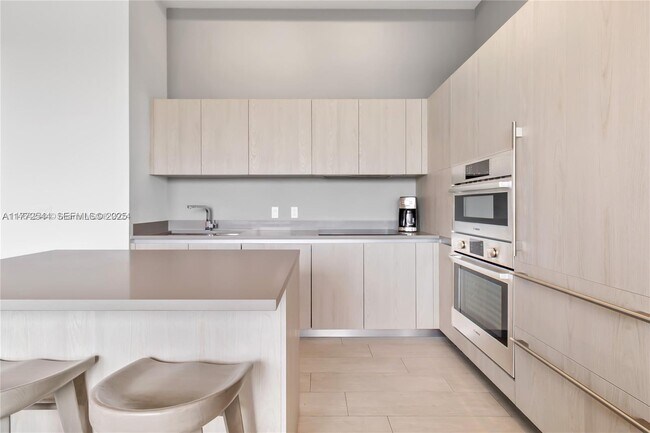 Building Photo - 4010 S Ocean Dr