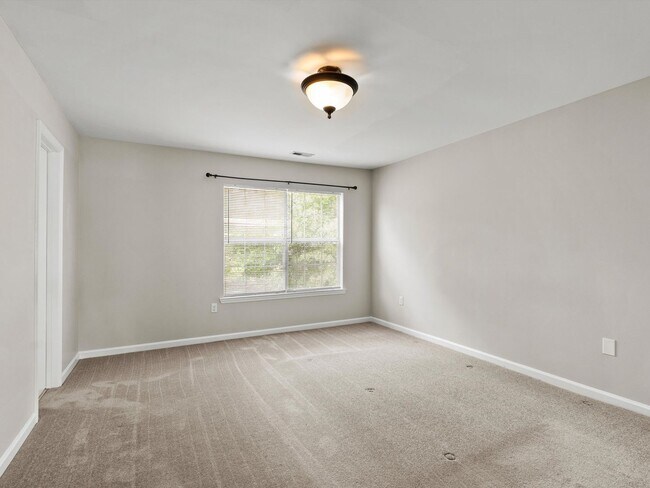 Building Photo - Fantastic Location in Madison City!