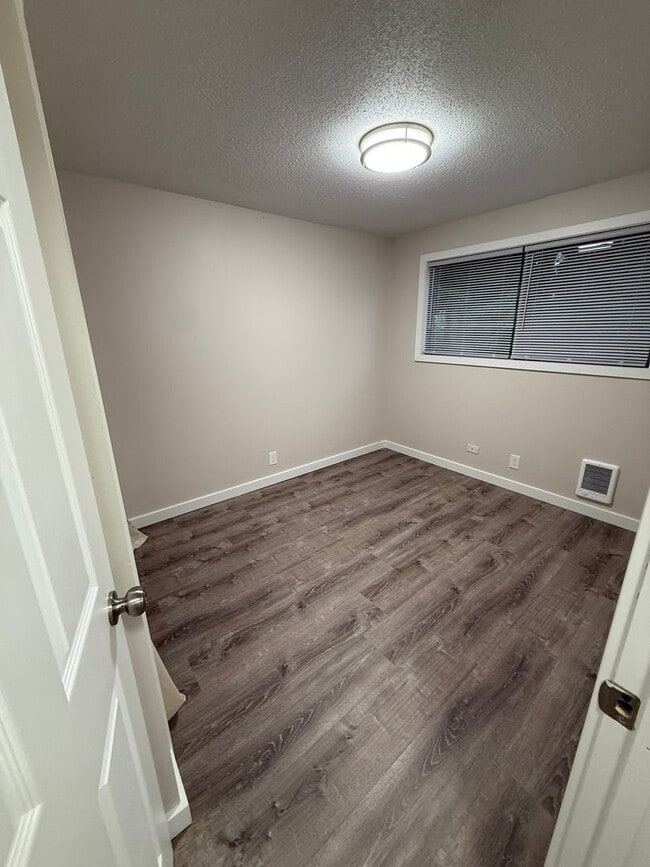 Building Photo - Newly Remodeled Duplex