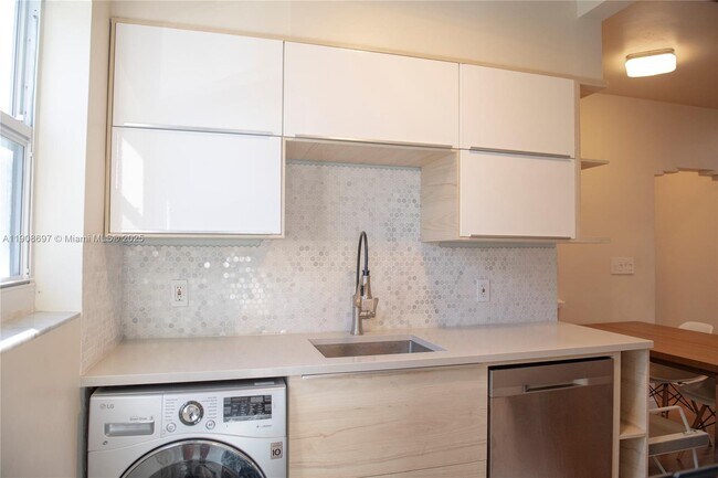 Building Photo - 10078 E Bay Harbor Dr