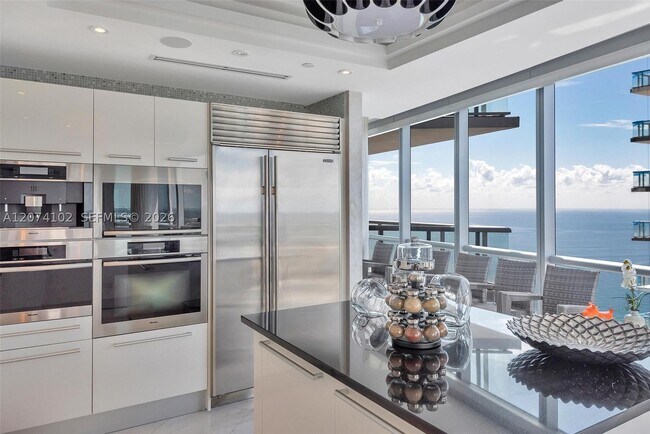 Building Photo - 17121 Collins Ave