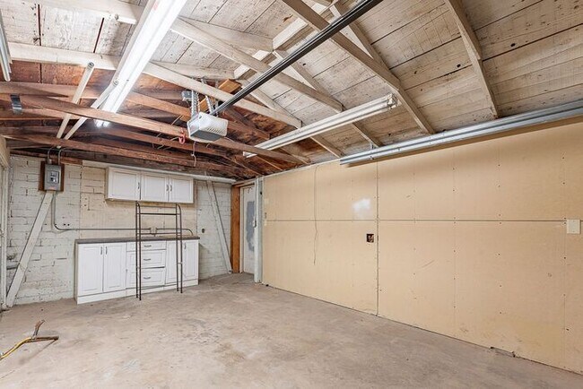 Building Photo - Centrally Located 4-Bed, 2-Bath Tucson Rental – Near U of A