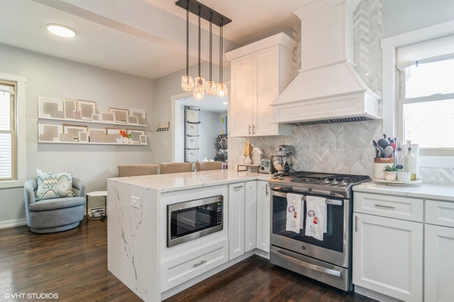 Building Photo - 4024 N Maplewood Ave