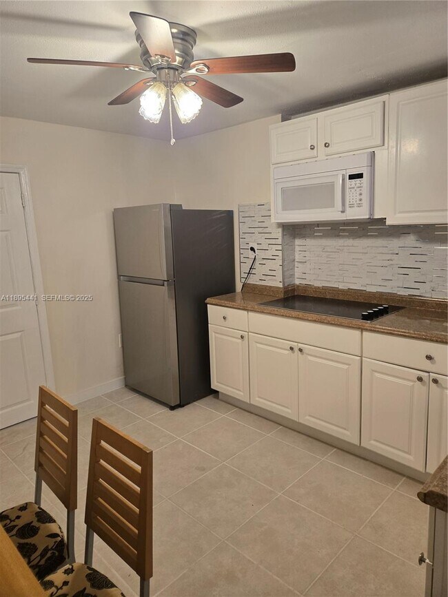 Building Photo - 5712 Hollywood Blvd