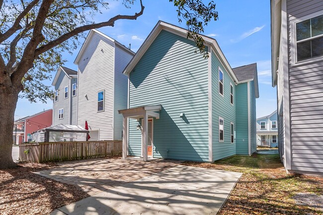 Building Photo - Modern Living in Vibrant Park Circle