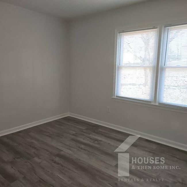 Building Photo - 10 River Ct